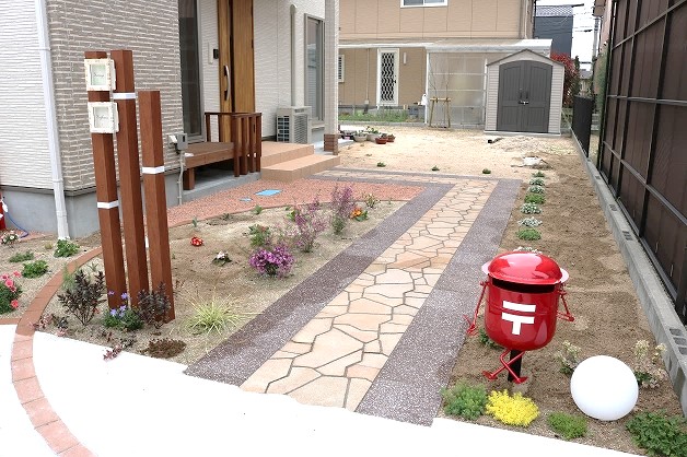 松江市で玄関前の個性のあるおしゃれな外構