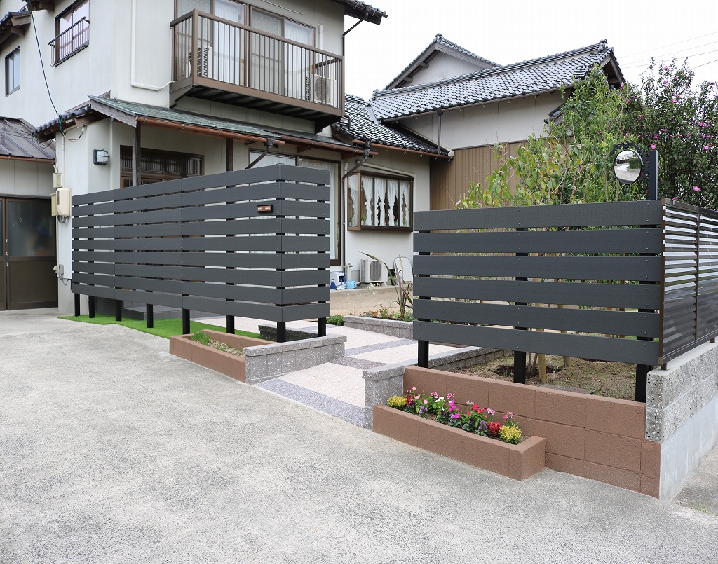 松江市でおしゃれなフェンスに囲まれた和風のエクステリア事例