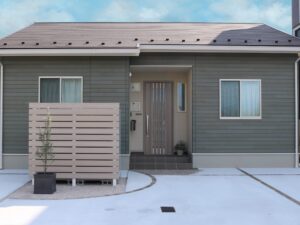 雲南市 木目調フェンス付き駐輪場 外構施工事例