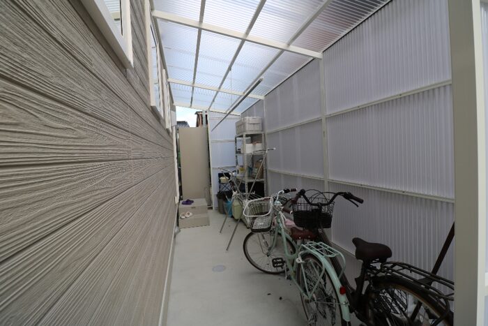 雲南市 外構工事 自転車置き場と屋根設置によるエクステリア施工事例
