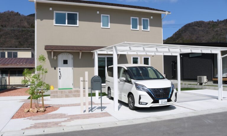 雲南市 カーポート設置後の駐車場と外構施工事例