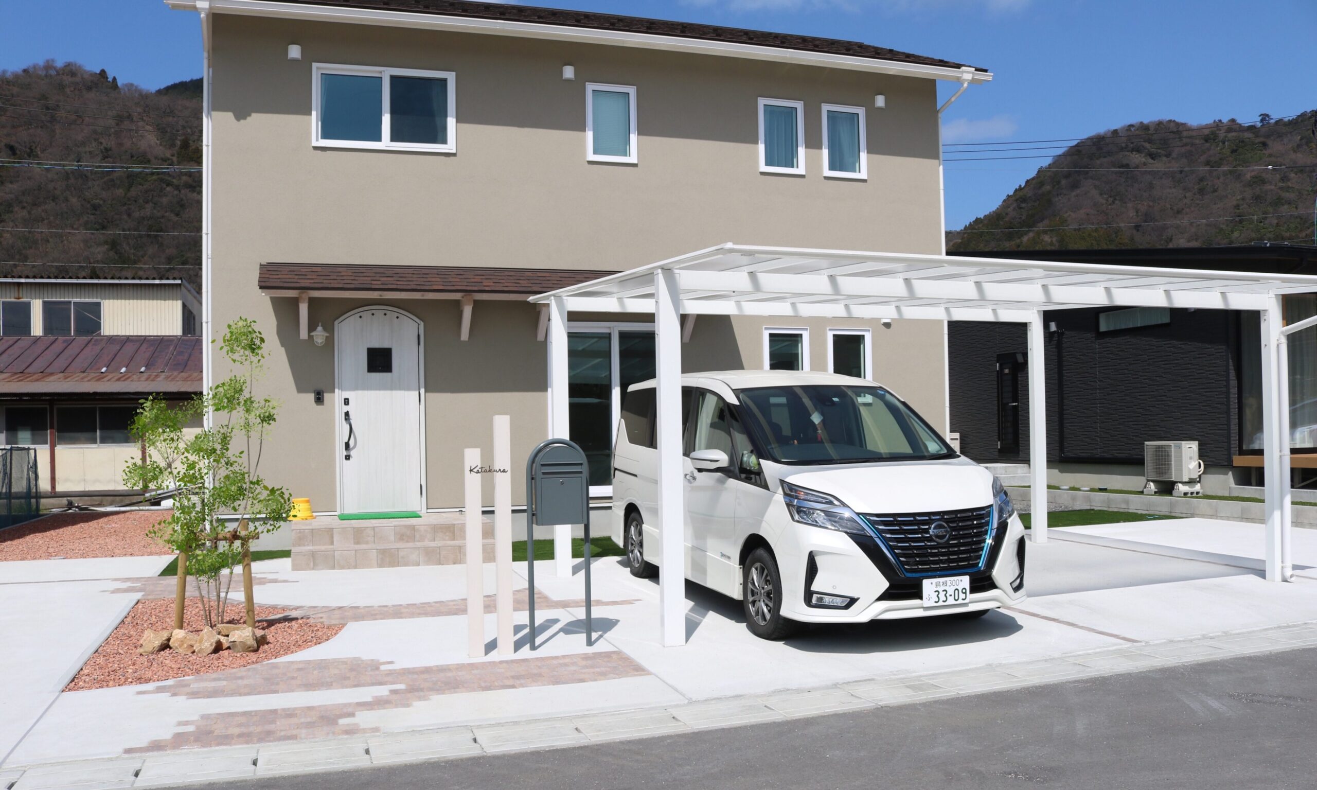 雲南市 カーポート設置後の駐車場と外構施工事例
