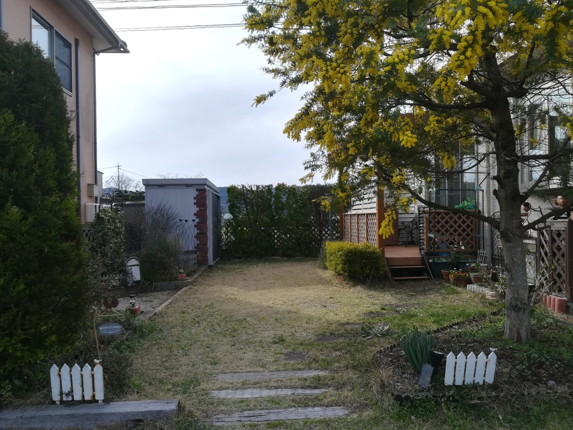 雲南市の住宅で子どもが安心して遊べる人工芝の庭施工例