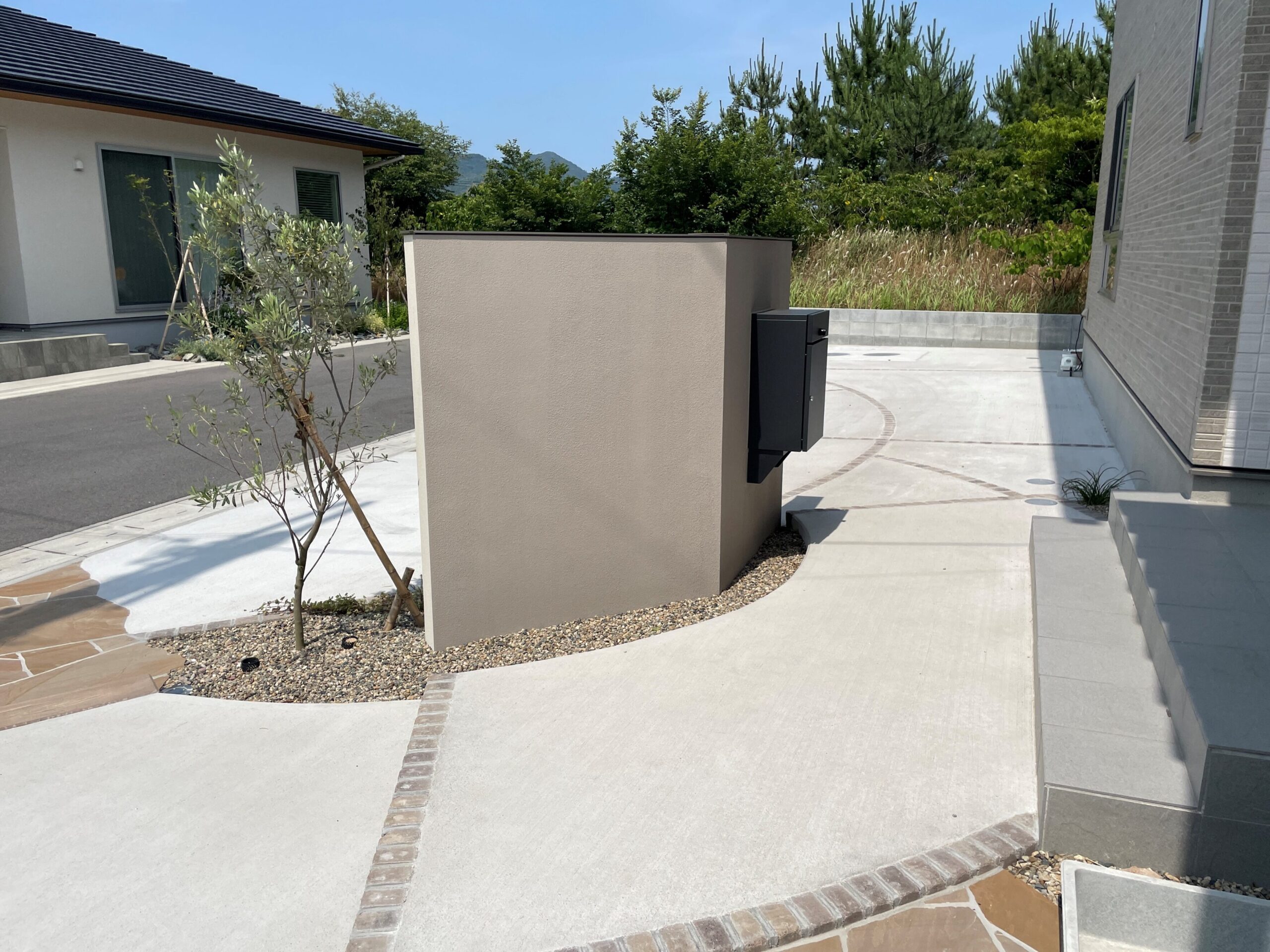 雲南市 外構リフォーム 石張りアプローチと駐車場のデザイン事例