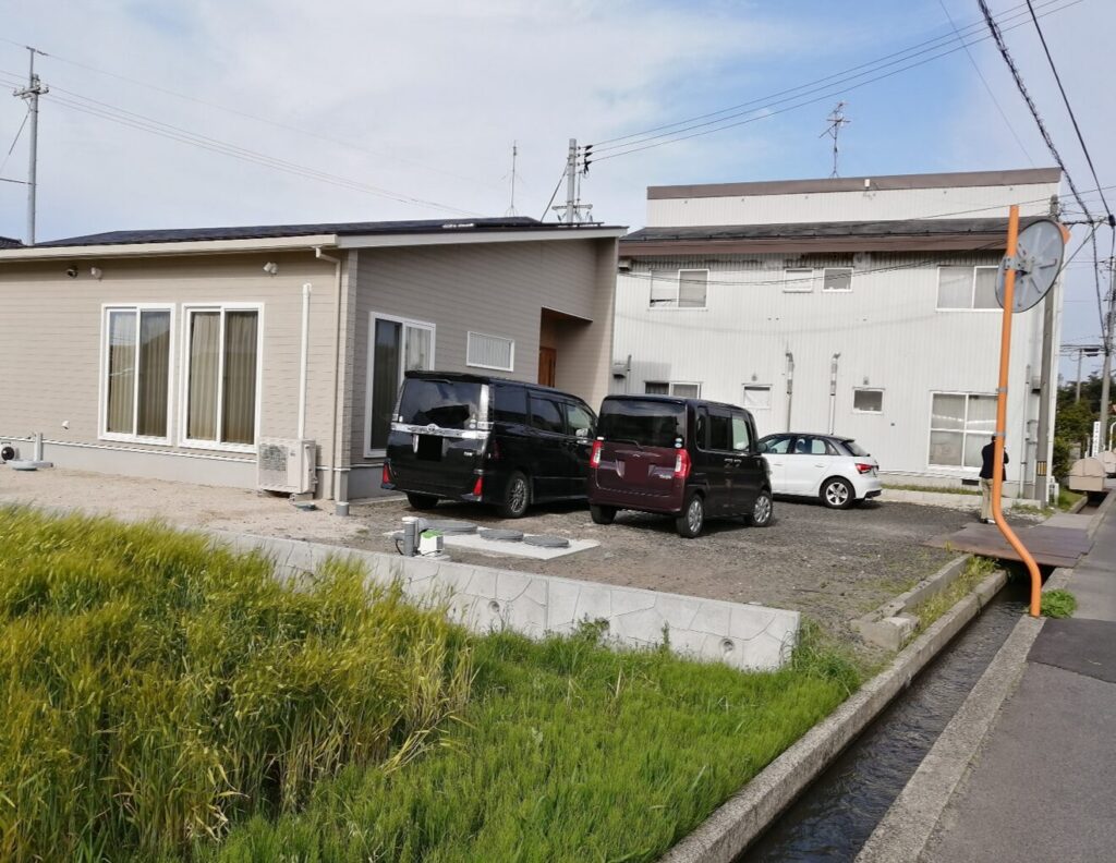雲南市 外構リフォーム 施工前の駐車場と庭の写真