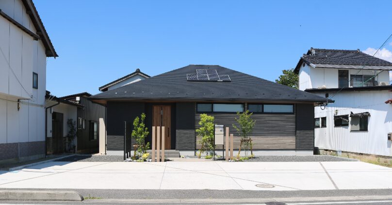 雲南市 外構工事 庭に設置されたフェンスと門柱