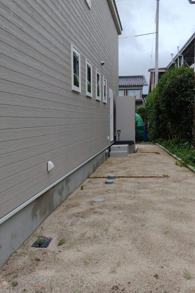 雲南市 外構リフォーム 施工前の駐車場と庭の写真