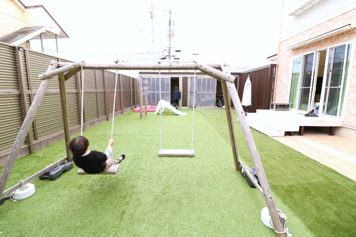 雲南市 外構工事 子供が遊べる庭のブランコと人工芝スペース