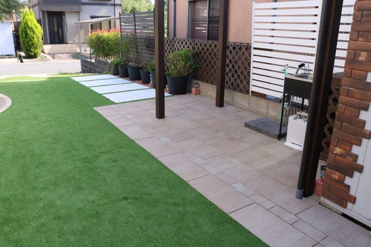 雲南市の住宅で子どもが安心して遊べる人工芝の庭施工例