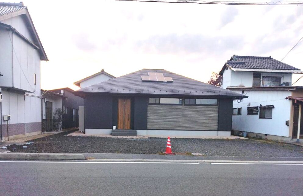 雲南市 外構リフォーム 施工前の庭と駐車場の様子