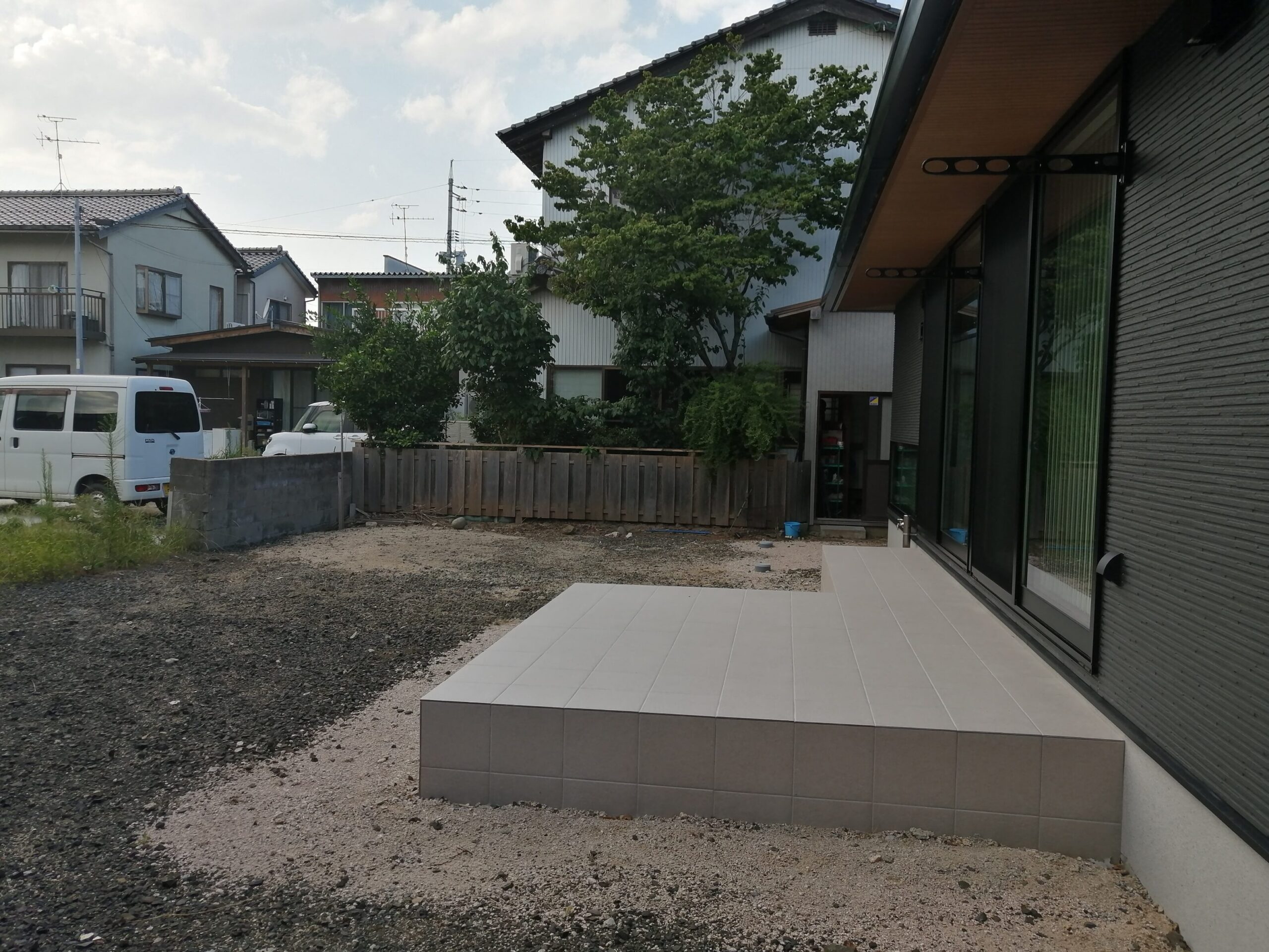 雲南市 外構リフォーム 施工前の庭と駐車場の様子