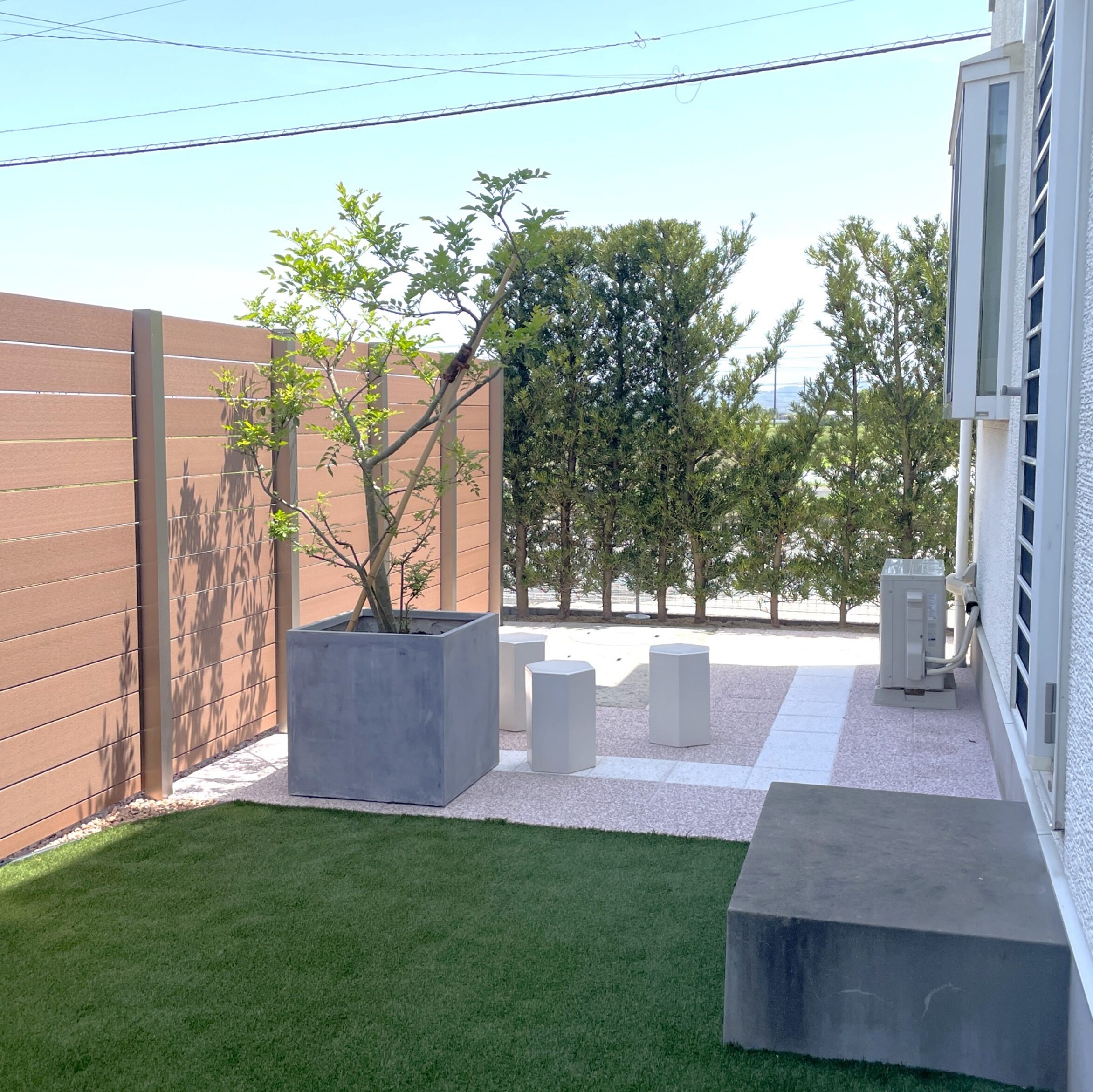 雲南市 外構リフォーム 人工芝と植栽で整備された庭