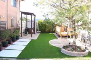 雲南市の住宅で子どもが安心して遊べる人工芝の庭施工例