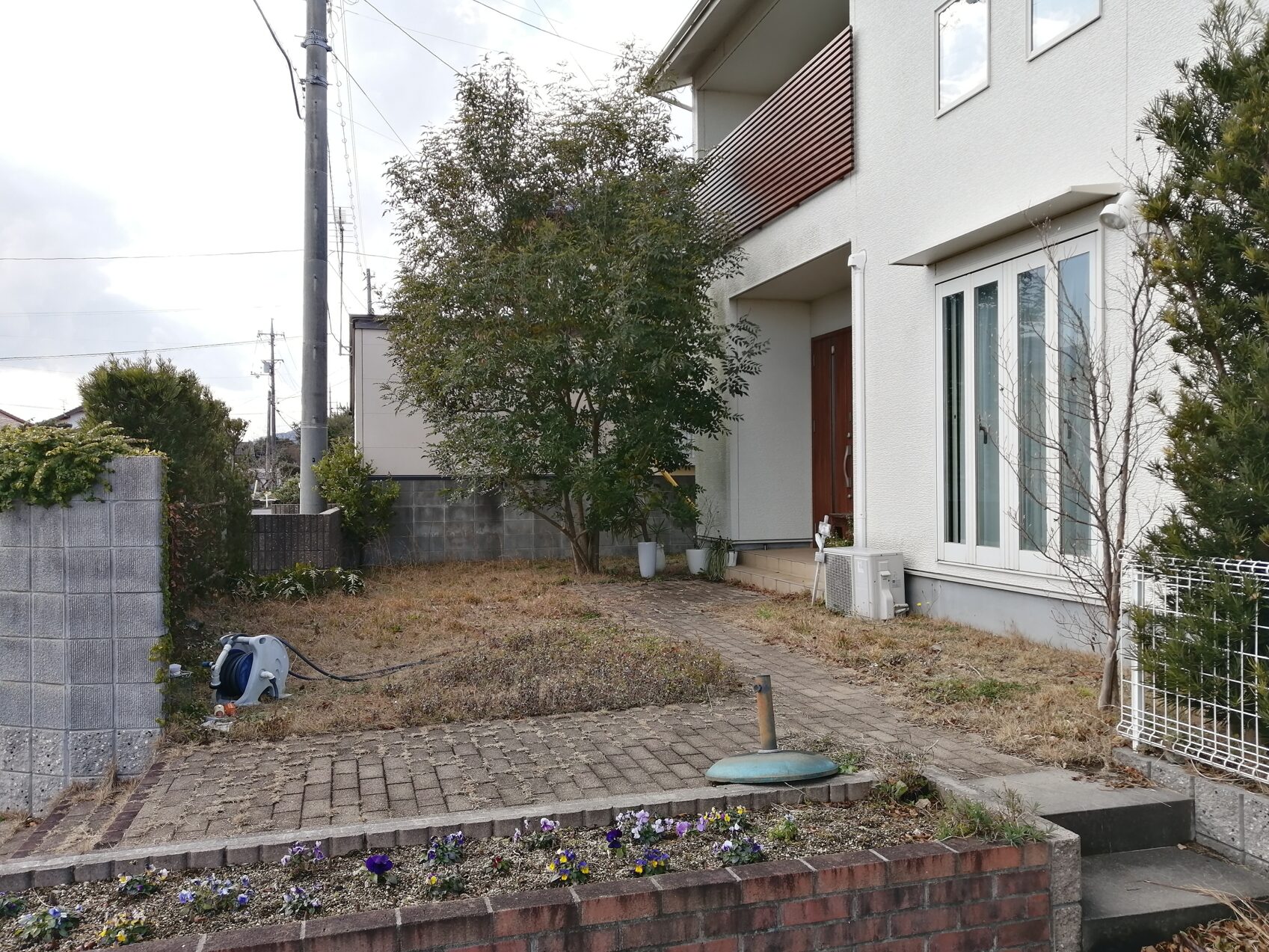 雲南市 外構リフォーム 雑草が茂った庭の施工前の様子