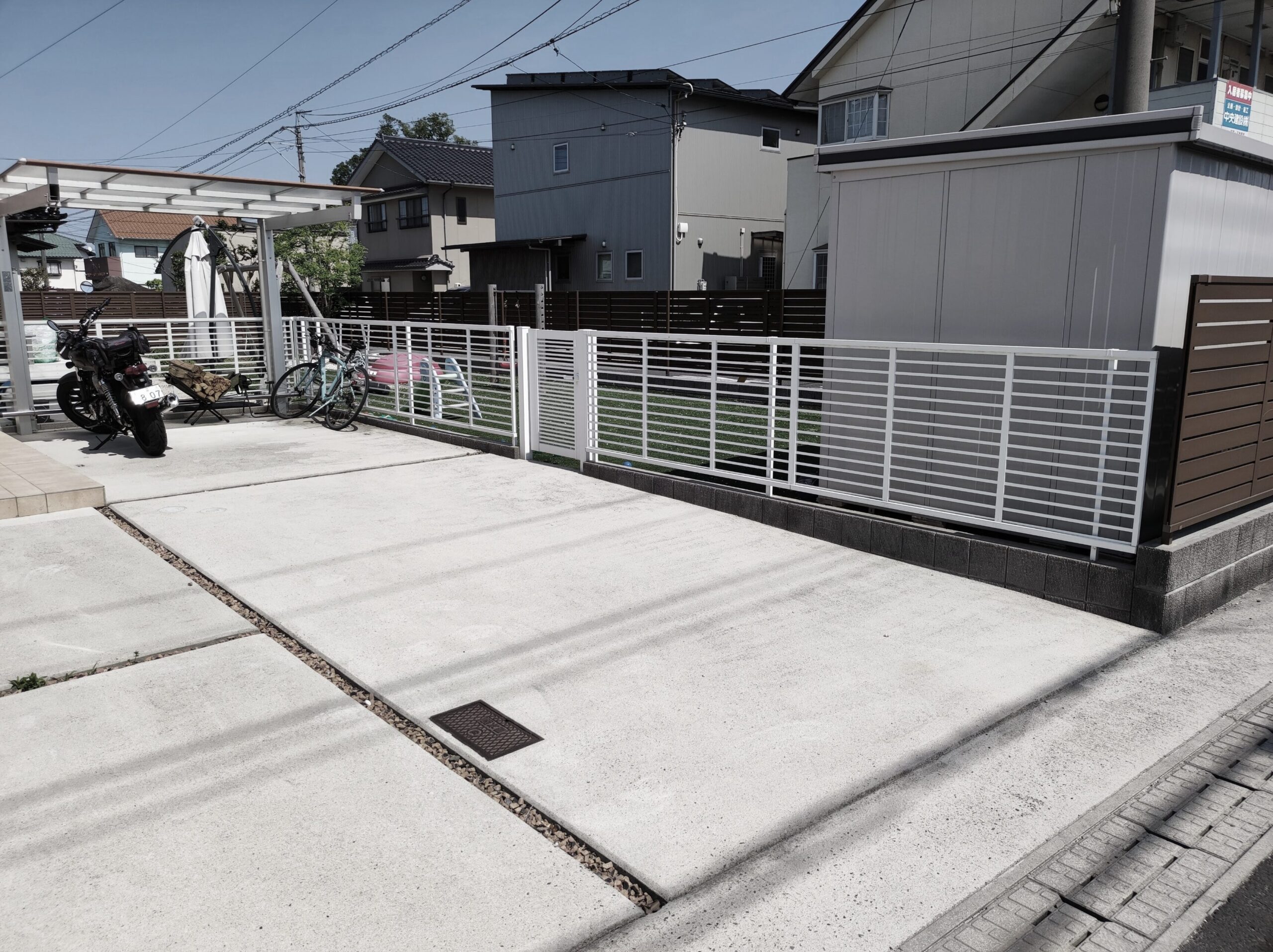 雲南市 外構リフォーム 施工後の駐車スペースとフェンス