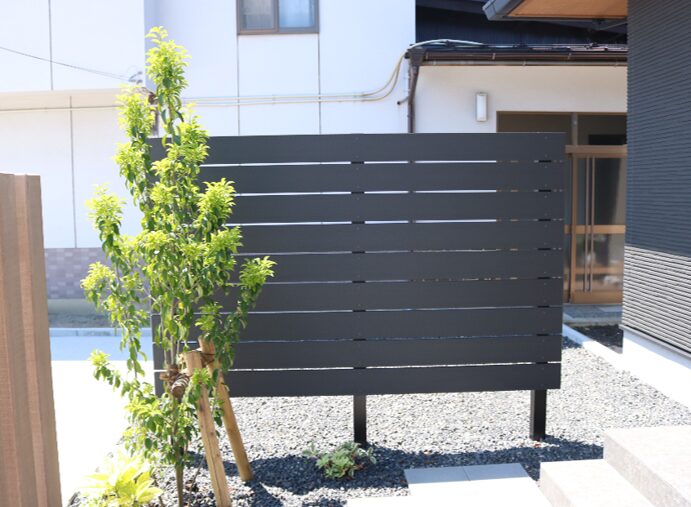 雲南市 外構リフォーム 植栽と門柱を取り入れたアプローチ