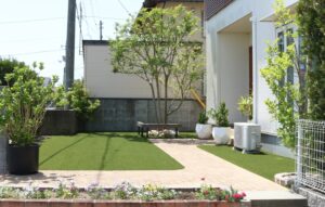 雲南市 外構リフォーム 人工芝と植栽で整備された庭