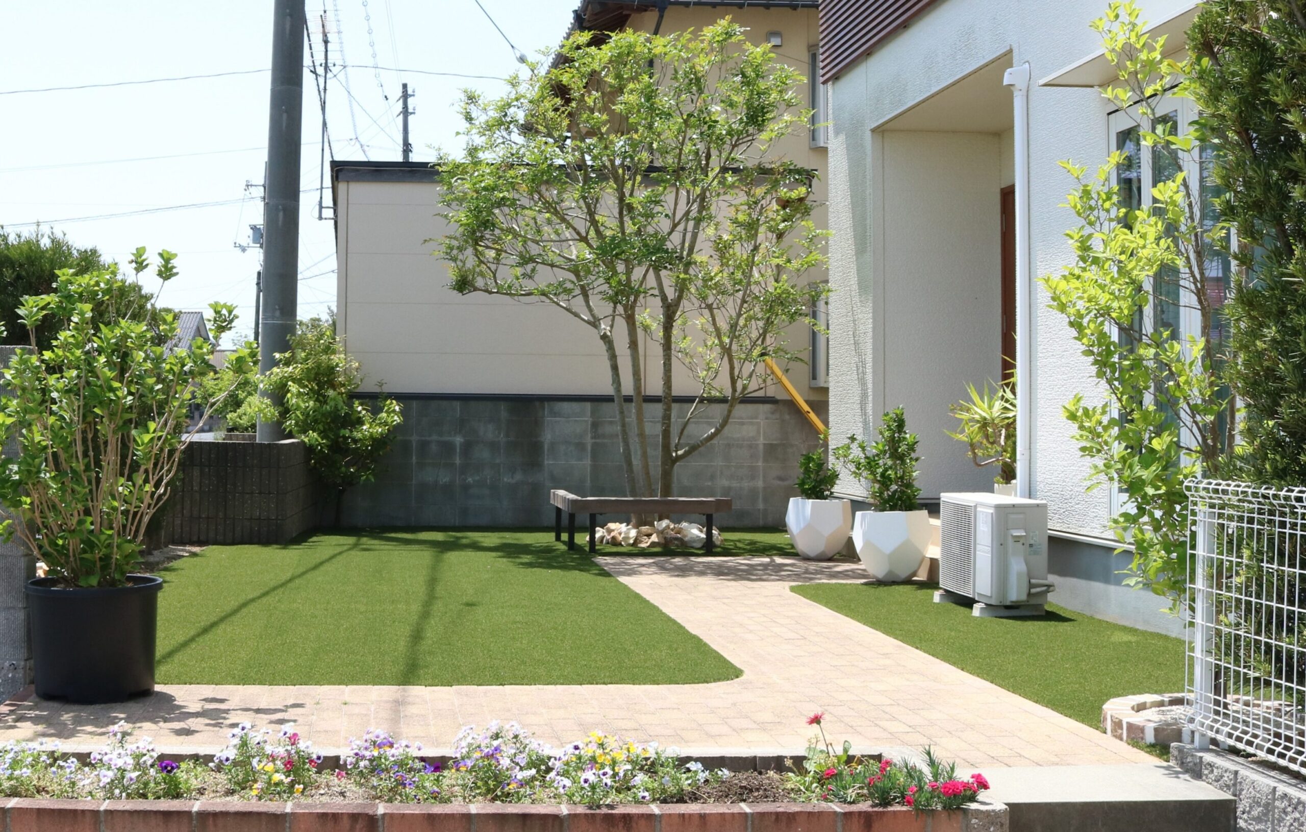 雲南市 外構リフォーム 人工芝と植栽で整備された庭