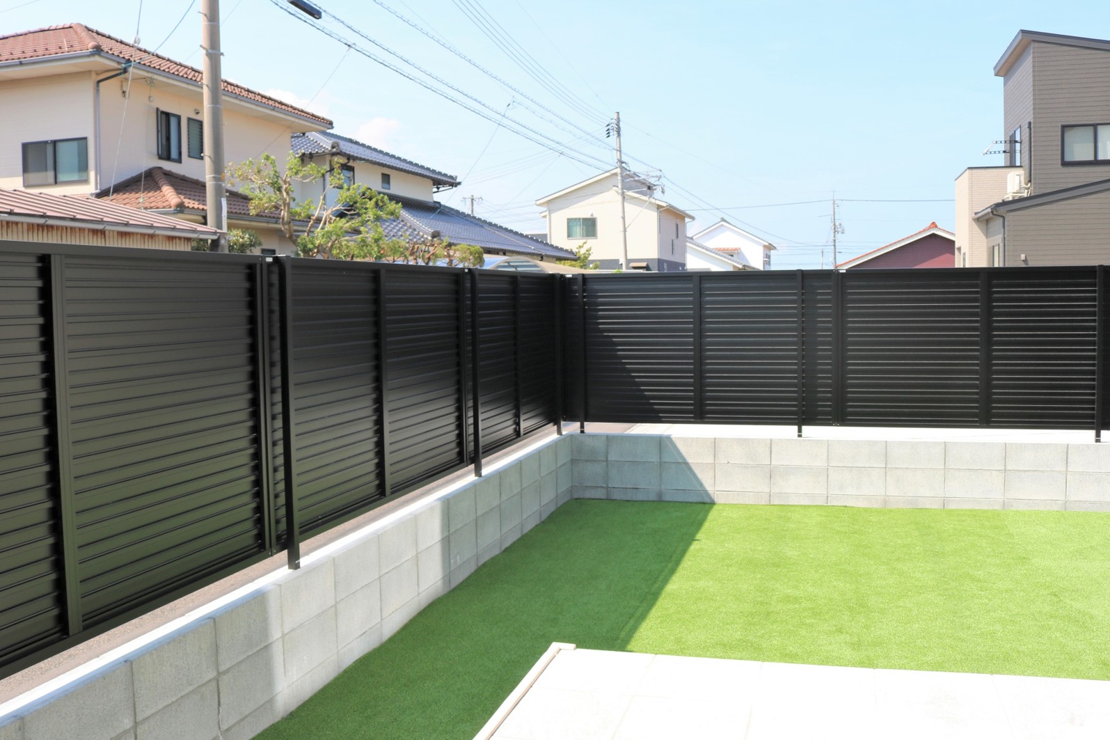 雲南市で施工した完全目隠しフェンスと人工芝の庭