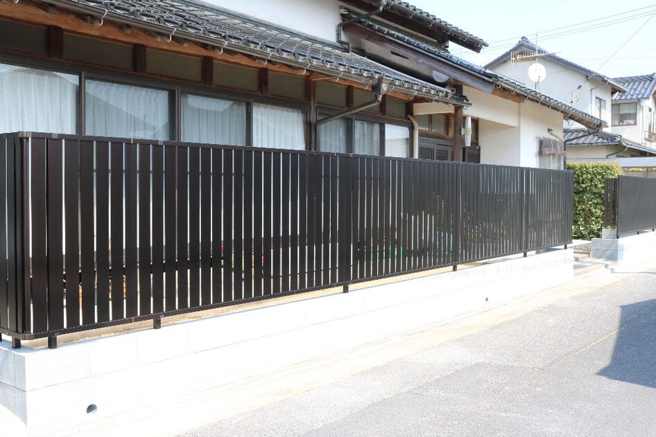 雲南市 外構工事 ブロック塀リフォーム後のフェンス付きデザイン