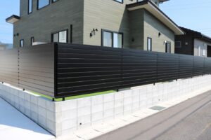 雲南市で施工した完全目隠しフェンスと人工芝の庭