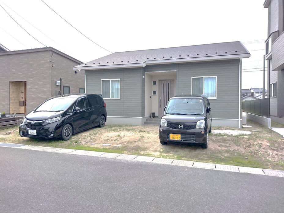 雲南市 外構リフォーム 施工前の庭と駐車場の写真